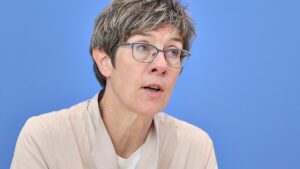 Kramp-Karrenbauer verteidigt Kampfkandidatur für KAS-Vorsitz
