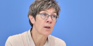 Kramp-Karrenbauer verteidigt Kampfkandidatur für KAS-Vorsitz