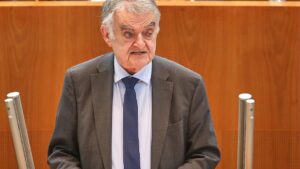 Reul drängt auf mehr Maßnahmen für Sicherheit im Fußball