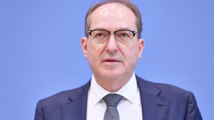 Dobrindt sieht sinkende Asylzahlen als Erfolg der neuen Regierung