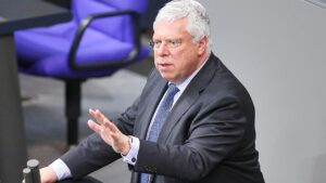 Hardt rechtfertigt Zurückhaltung zu Trump mit Ukraine-Gesprächen