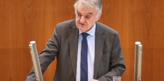 Reul hält Helfer bei Sparkassen-Coup für wahrscheinlich