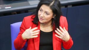 Grünen-Chef attackiert Wirtschaftsministerin als Fehlbesetzung