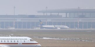 Flughafen BER stellt wegen Blitzeis erneut Betrieb ein