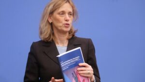 Prien sieht Gewalt als gesamtgesellschaftliches Phänomen