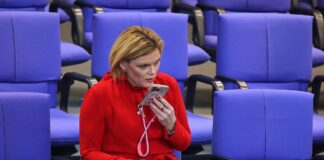 Klöckner gegen Handy-Verbot und Kleiderordnung im Bundestag